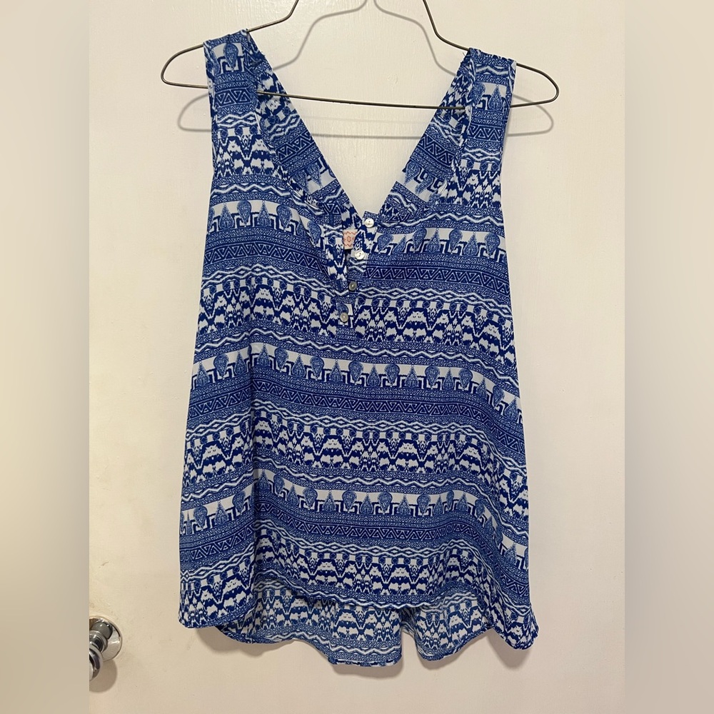Women’s sleeveless blouse. Size medium.